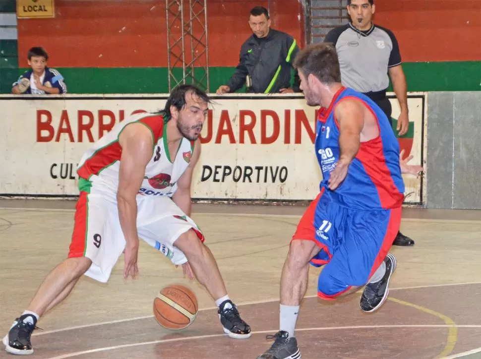 DETERMINANTE. Carlos Barros aportó 28 puntos y siete rebotes en el local. foto de BASKETUCUMANO.COM