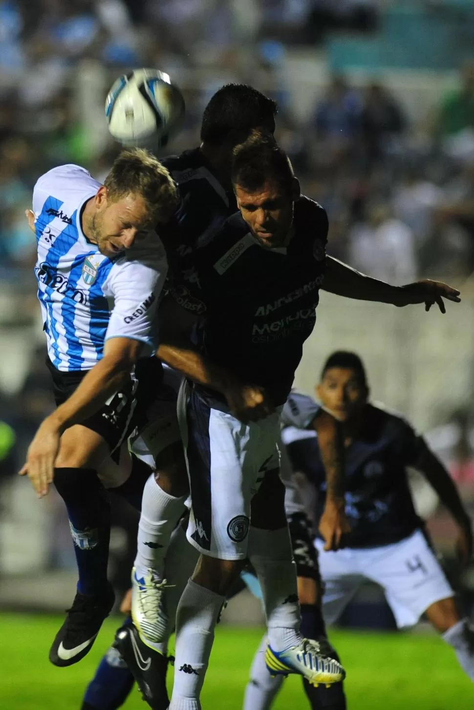 UN LUCHADOR. Menéndez corrió y peleó todas las pelotas. Se dio el gusto de asistir a Rodríguez en la jugada del 1 a 0.  LA GACETA / FOTO DE DIEGO ARÁOZ