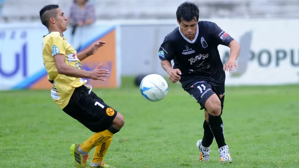 A TODA VELOCIDAD. Raúl Saavedra (11), de Concepción FC, tratar de escapar de la marca de Ignacio López. El “cuervo” mostró una notable superioridad sobre el rival.  FOTO HECTOR PERALTA / LA GACETA