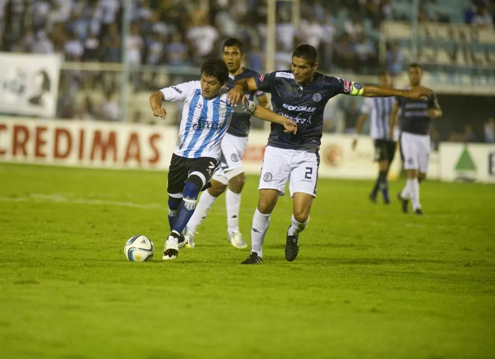 DE RACHA. Luis Rodríguez, quien escapa de la marca de Ariel Agüero, anotó su segundo gol al hilo y el tercero del torneo.  LA GACETA / FOTO DE JORGE OLMOS SGROSSO