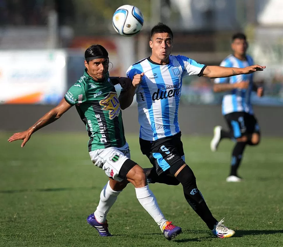 PURA PELEA. Racing y Chicago no se sacaron ventajas. télam