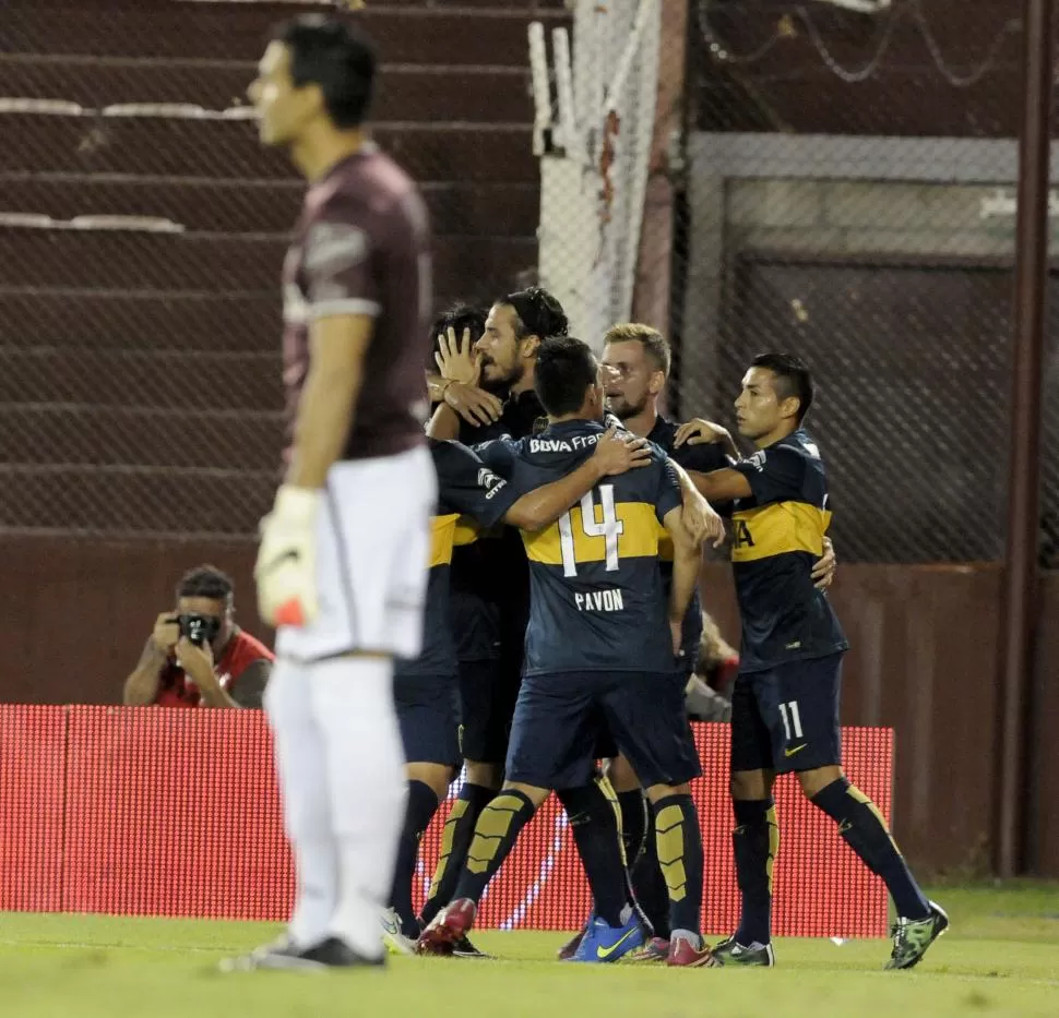 EN GRUPO. Osvaldo, Carrizo, Pavón y cía. celebran uno de los goles “xeneizes” con los que dieron vuelta el duelo en Lanús. dyn