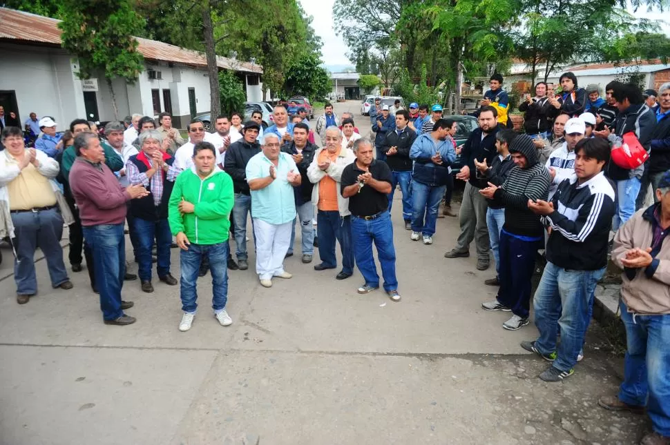 EN ASAMBLEA. Trabajadores ratificaron el paro y marcharán mañana.  la gaceta / foto de franco vera