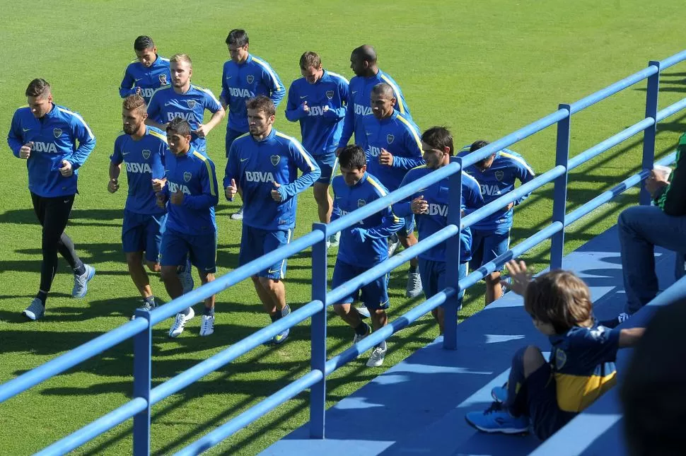 A CORRER. Torsiglieri (centro) lidera el pelotón “xeneize” en la práctica de ayer. TÉLAM