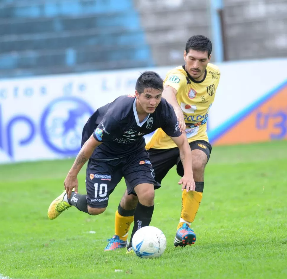 SU MEJOR PARTIDO. Roldán se lleva la pelota ante la marca de Albornoz.  la gaceta / foto de héctor peralta