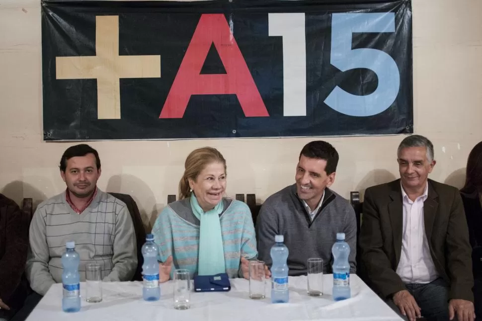 MESA LOCAL. La diputada Camaño participó el viernes de un acto partidario; la acompañan en la foto  los dirigentes Vega, Vargas Aignasse y Arias. LA GACETA / FOTO DE Inés Quinteros Orio