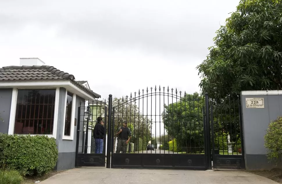 OPERATIVO. Gendarmería allanó tres domicilios en la capital; uno de estos operativos se realizó en un barrio privado en Adolfo de la Vega al 200. la gaceta / foto de jorge olmos sgrosso 