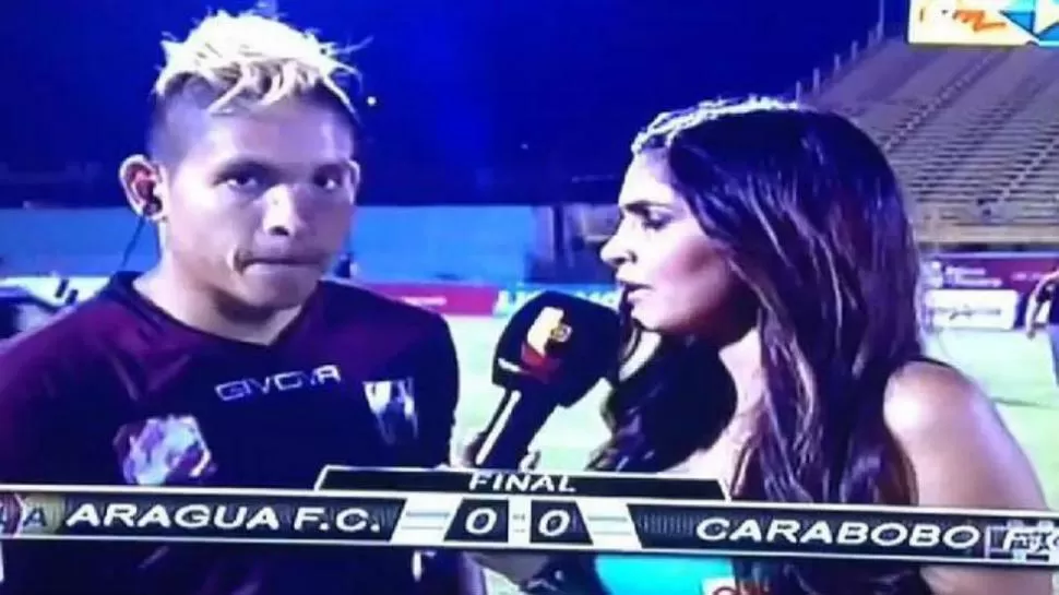 Agreden brutalmente a un futbolista en medio de una entrevista en vivo