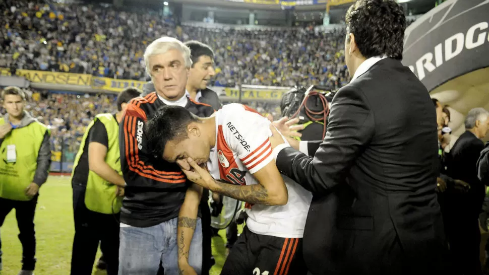 DEPLORABLE. Un asistente de River asiste a Vangioni. 
FOTO DE DYN