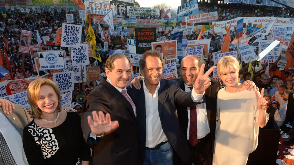 EN EL HIPÓDROMO. Rojkés, Alperovich, Scioli, Manzur y Rabolini posan con la multitud de fondo. PRENSA GOBERNACIÓN