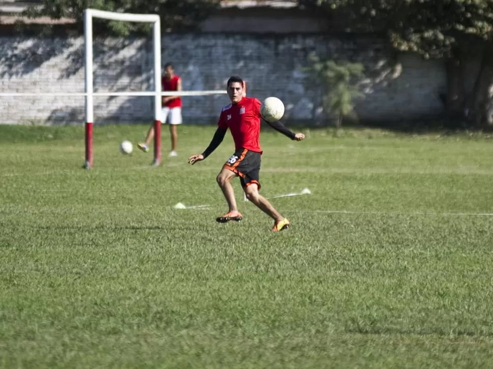 ANSIEDAD. Ángel Eduardo Viotti deberá esperar una semana más para poder darse el gusto de debutar oficialmente con la camiseta de los “santos”. la gaceta / foto de jorge olmos sgrosso