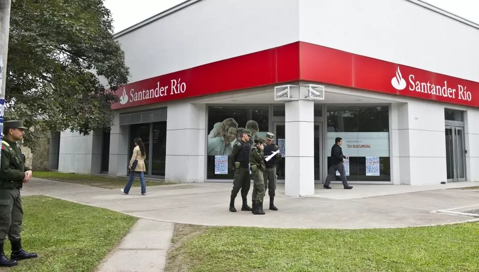 EN TUCUMÁN. Gendarmería allanó cajas de un banco en Yerba Buena. la gaceta / foto de jorge olmos sgrosso