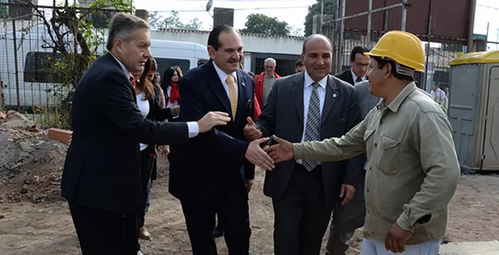 CRITICAS. Alperovich y Manzur visitaron ayer obras en una escuela; los dirigentes se manifestaron contra la oposición.  prensa y difusión