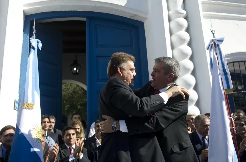 A LO PERÓN Y BALBÍN. El peronista amaya y el radical Cano se fundieron en un abrazo tras firmar el acuerdo electoral.  