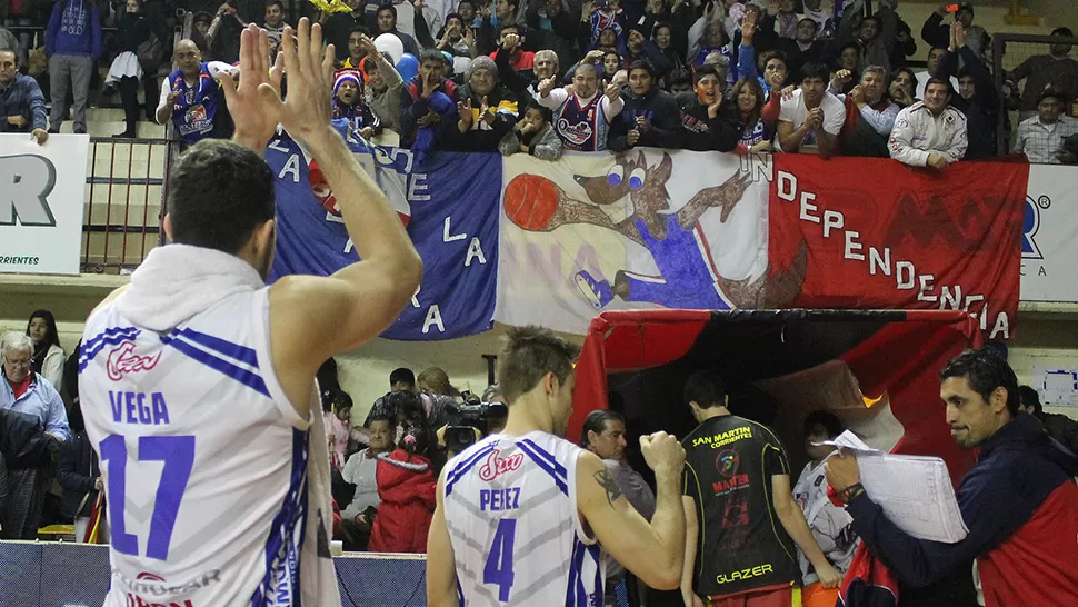 FIESTA SANTIAGUEÑA. Lucas Pérez y Sebastián Vega, de Quimsa, aplauden a la hinchada de la fusión.
FOTO DE PRENSA LNB