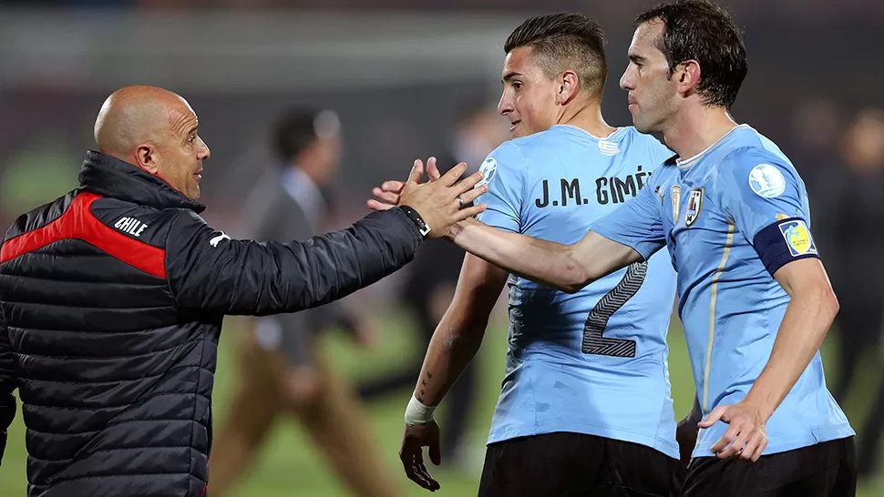 SALUDO FINAL. Jorge Sampaoli estrecha la mano de Diego Godín.
FOTO DE EFE