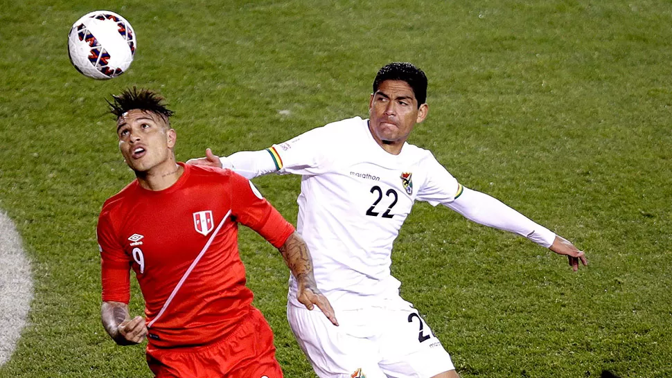 IMPECABLE. Paolo Guerrero marcó el triplete de Perú sobre Bolivia. (EFE)