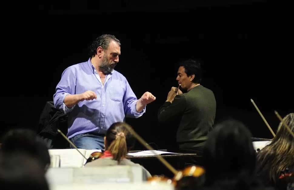 DIRECTOR Y SOLISTA. Los músicos comparten escenario por primera vez junto a la Sinfónica de la UNT.  la gaceta / foto de Analía Jaramillo