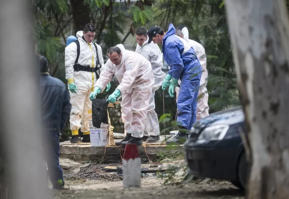 UN PANTALÓN CORTO. Los peritos encontraron una prenda de vestir en el pozo, pero descartaron que pudiera tener alguna relación con el caso Verón. LA GACETA / FOTO DE JORGE OLMOS SGROSSO