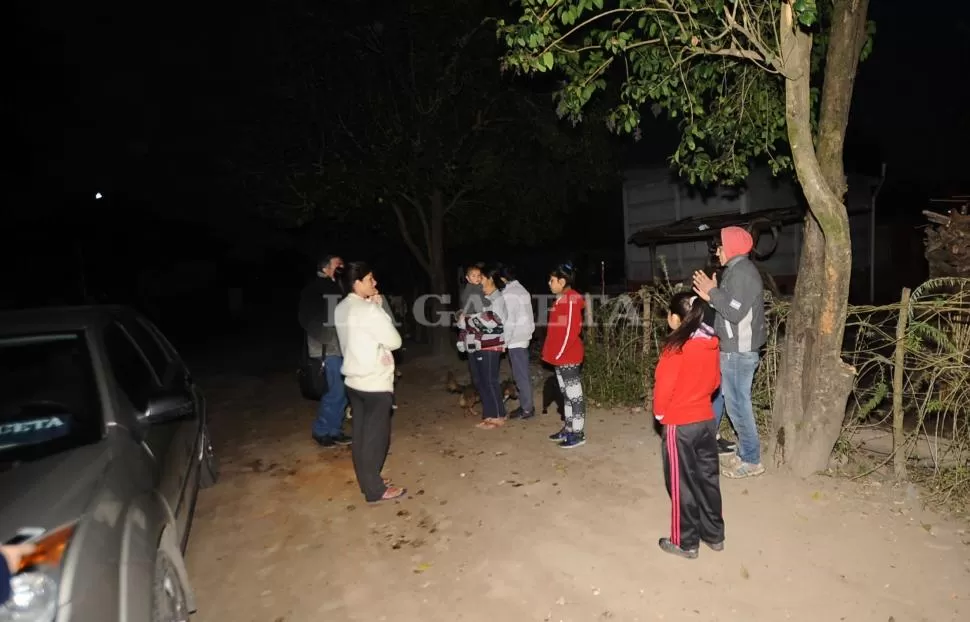 CONVERSACIÓN.  La madre de los niños y el diálogo con la directora que llegó a la casa de la familia Carreño para llevar a los chicos. LA GACETA / OSVALDO RIPOLL