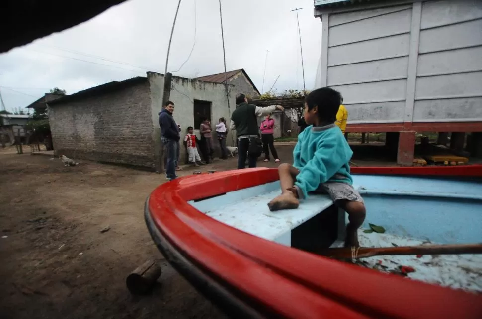 TESTIGO. La embarcación donada quedó en un trailer, en el patio de una de las familias del lugar. la gaceta / foto de  Osvaldo Ripoll
