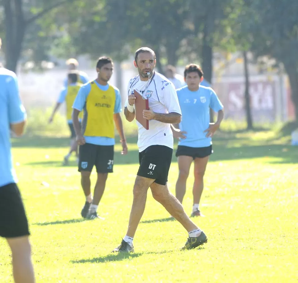 OTRO FESTEJO. Azconzábal celebró la derrota de Santamarina ayer por la tarde. la gaceta / foto de héctor peralta (archivo)
