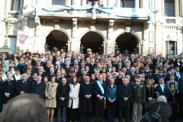 Alperovich presidió el acto del izamiento de la bandera, en una mañana soleada y fría