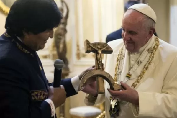 El extraño regalo de Evo Morales al Papa Francisco