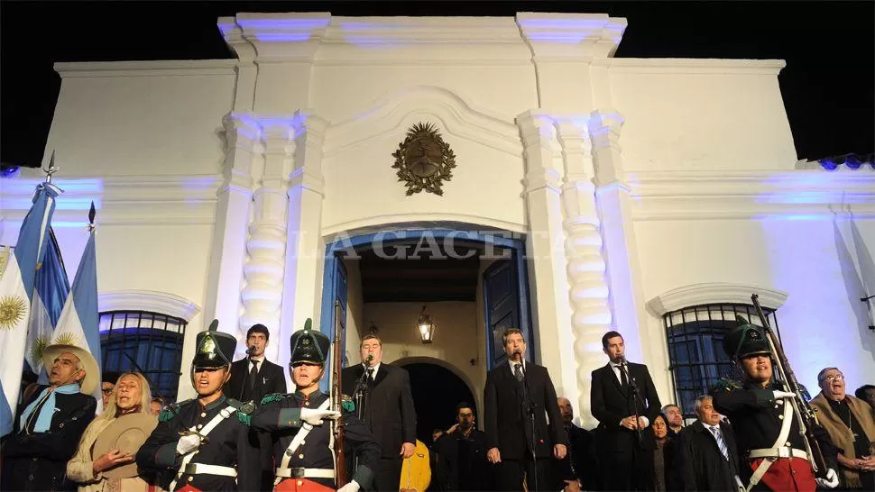 FIESTA PATRIA. El grupo Fra Tenori fue el encargado de entonar el Himno. LA GACETA / FOTO DE HÉCTOR PERALTA