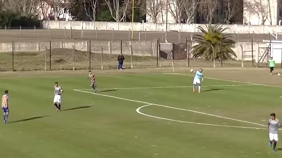 ¡CUIDADO! El desafortunado arquero tuvo una tarde para el olvido, que se coronó con una goleada. CAPTURA DE VIDEO