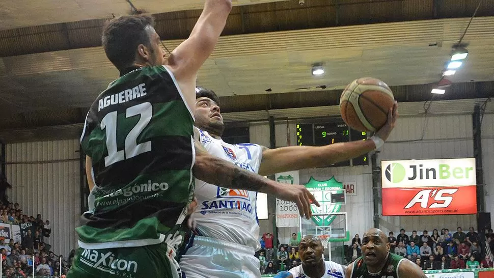 EL MÁS VALIOSO. Nicolás Aguirre, de Quimsa, anota ante la defensa de Federico Aguerre, de Gimnasi Indalo.
FOTO DE PRENSA LNB