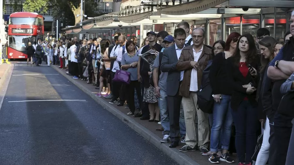 DESBORDADO. El servicio de buses se vio colapsado debido a la demanda de millones de personas que necesitaban trasladarse por la capital inglesa. REUTERS