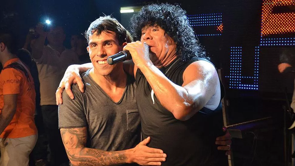 AMIGOS DE SIEMPRE. Tevez y la Mona Jiménez. (LAVOZDELINTERIOR.COM)