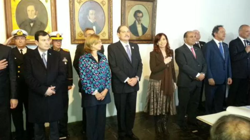 EN CASA HISTÓRICA. Autoridades entonando el Himno Nacional en el Salón de la Jura.