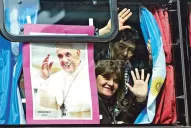 Con banderas y rosarios partieron a ver a Francisco