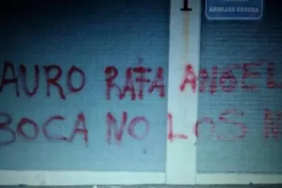 Aparecieron pintadas contra Angelici y la barra de Boca