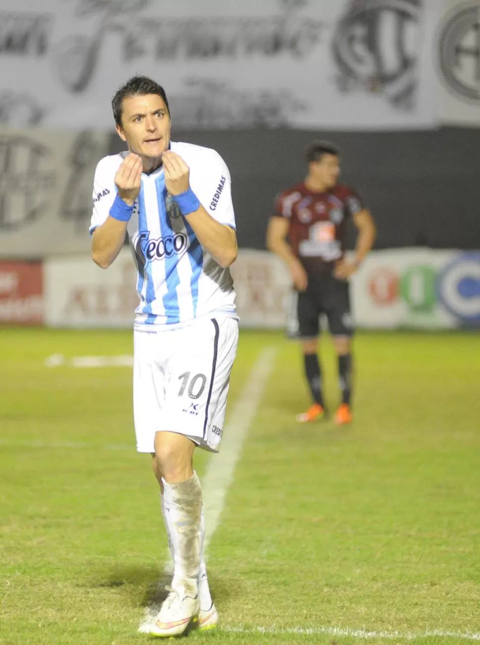 NO ENTIENDE NADA. El volante Leandro González hizo un sugestivo gesto durante el duelo contra los santiagueños. la gaceta / foto de antoniO ferroni