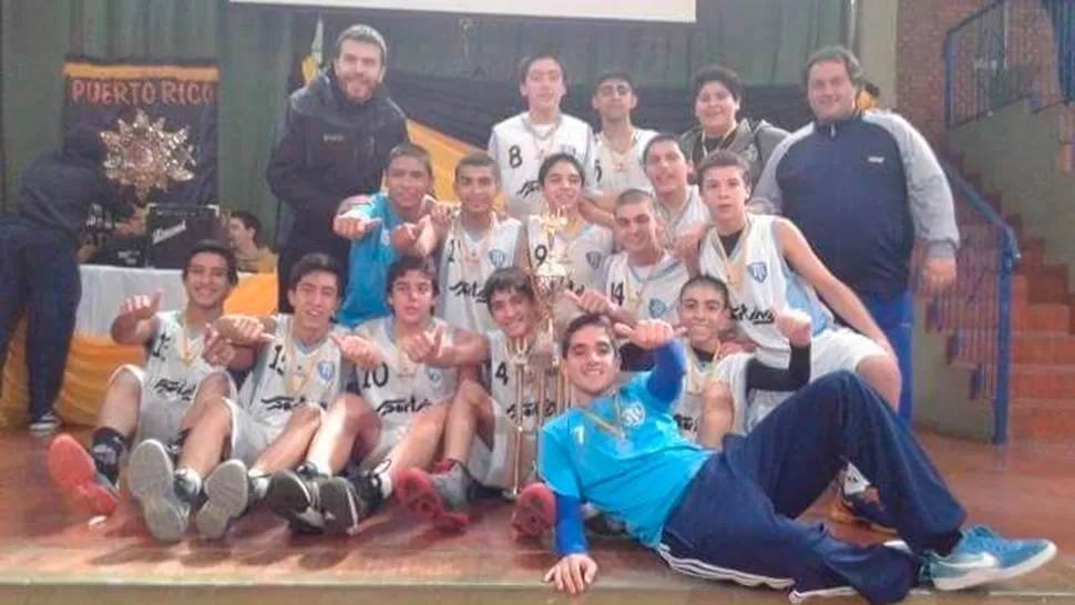CON LA COPA. Los chicos de Tucumán BB, campeones del hexagonal Disfrutando con amigos.
FOTO TOMADA de Club Tucumán BB