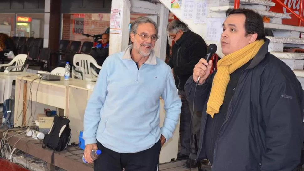 POSTULACIÓN. El doctor Rubén Urueña (derecha) anunció que Tucumán licitará la sede y se trabaja en mejoras en el estadio de Caja Popular.
FOTO TOMADA DE basketucumano.com
