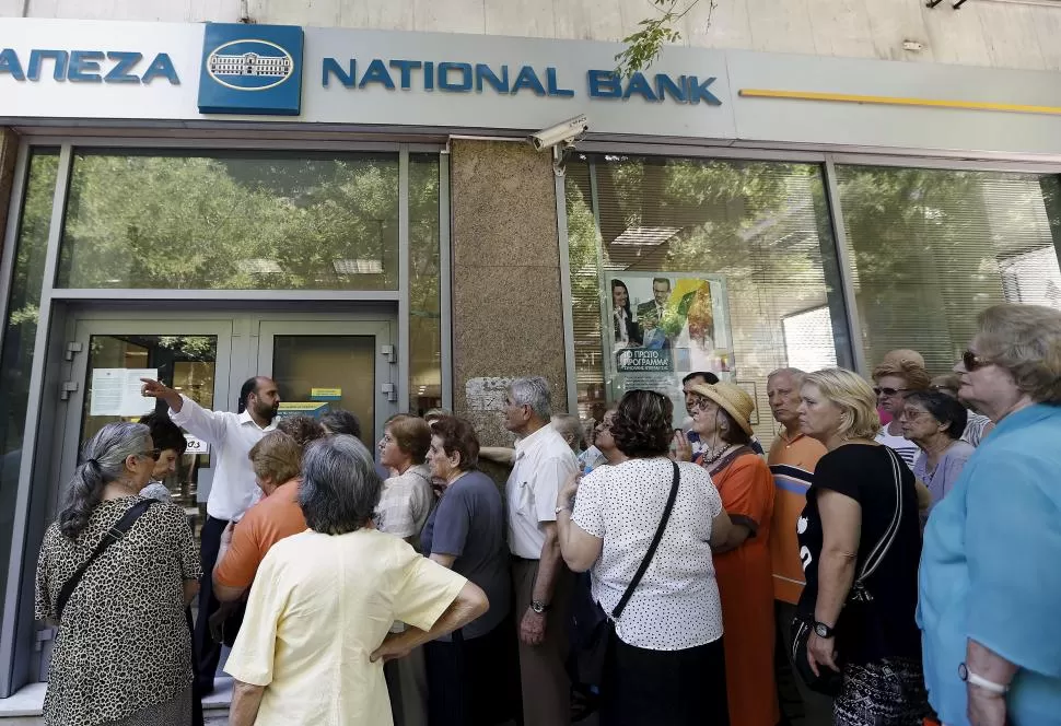 CORRALITO. Los griegos siguen haciendo cola para retirar 60 euros por día. reuters