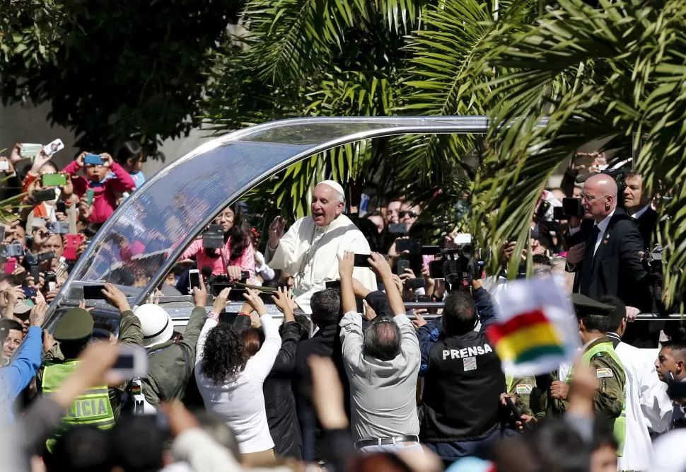 EN EL PAPAMÓVIL. Francisco recorrió las calles de Santa Cruz y fue saludado por cientos de miles de fieles. reuters