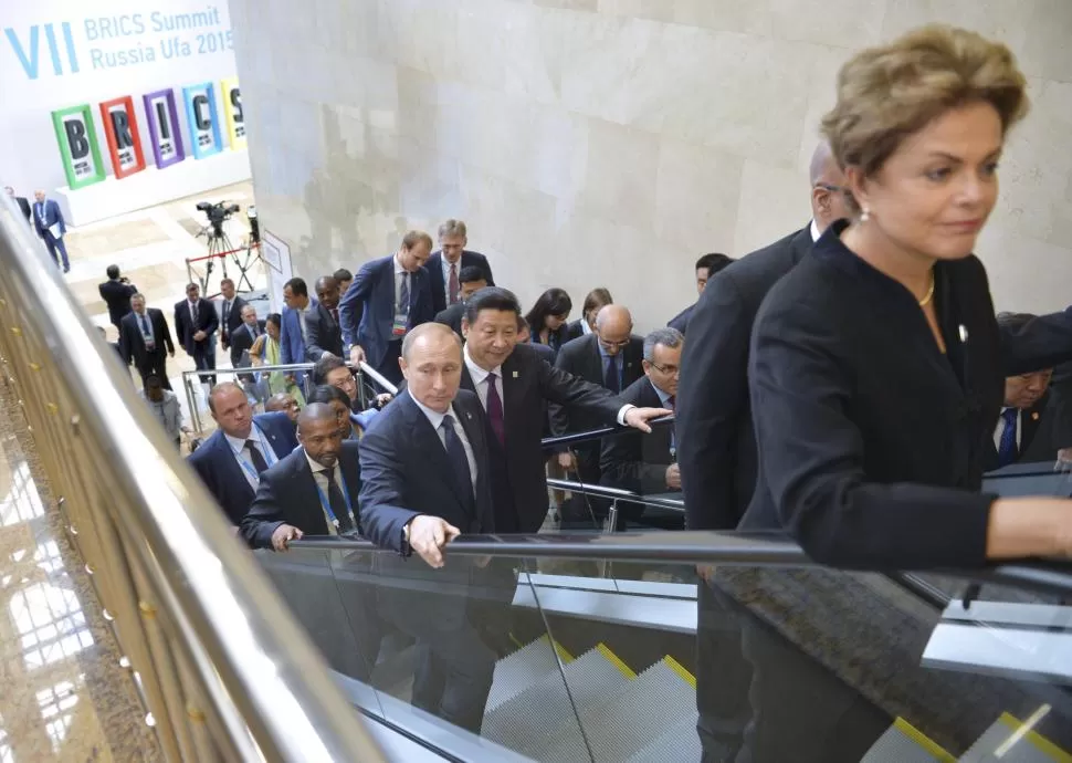ESCALERA. Dilma Rousseff, Vladimir Putin y Xi Jinping, en Ufá, Rusia. reuters