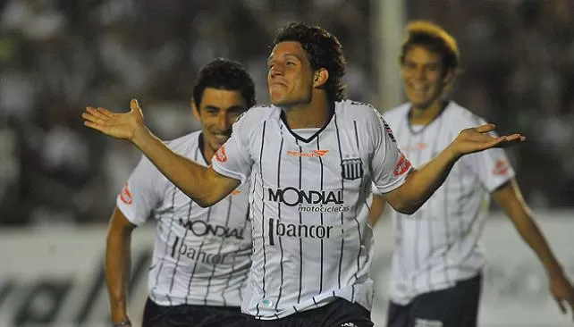 NO ES MI CULPA. Cosar, que festeja un tanto con Talleres en el pasado, parece haber anticipado el futuro del “decano”. foto de lavoz.com.ar