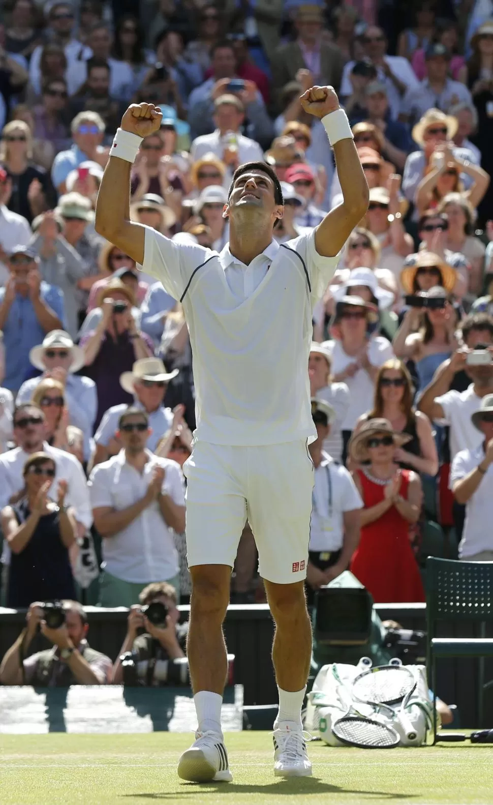 AL CIELO. “Nole” deberá pedir energías a todas partes para ganar. reuters