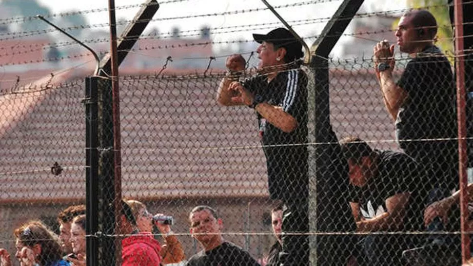 UN HINCHA MÁS. Maradona alentó el año pasado a Riestra. (archivo)