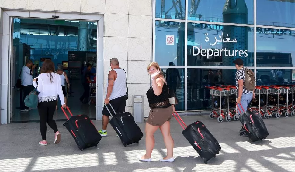 SALIDA. Turistas hacen cola en el aeropuerto de Enfidha, Túnez, tras la advertencia de probables nuevos ataques. reuters