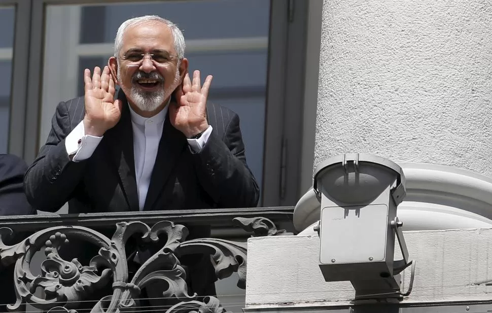 VIENA. El ministro iraní Mohammad Zarif no escucha a la prensa. reuters