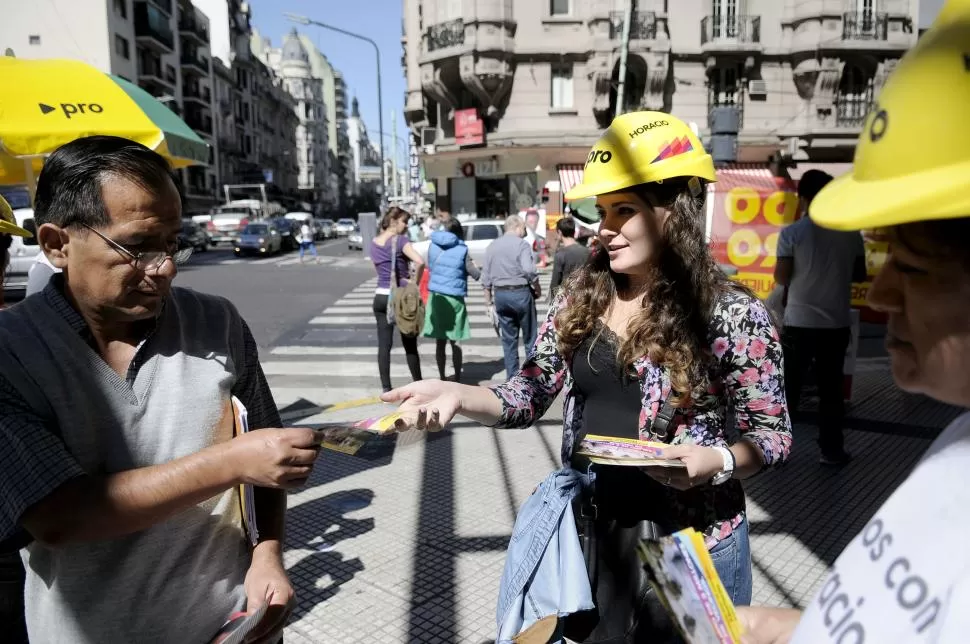 DESDE AYER. Los partidos y las alianzas ya pueden hacer publicidad en la vía pública, mientras que en 10 días podrán difundirla a través de los medios. DYN