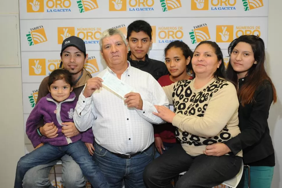 FAMILIA DEL CORAZÓN. Miguel Armella, el único ganador de los Números de Oro, vino con su hermana Silvia y con sus ahijados. la gaceta / foto de Inés Quinteros Orio