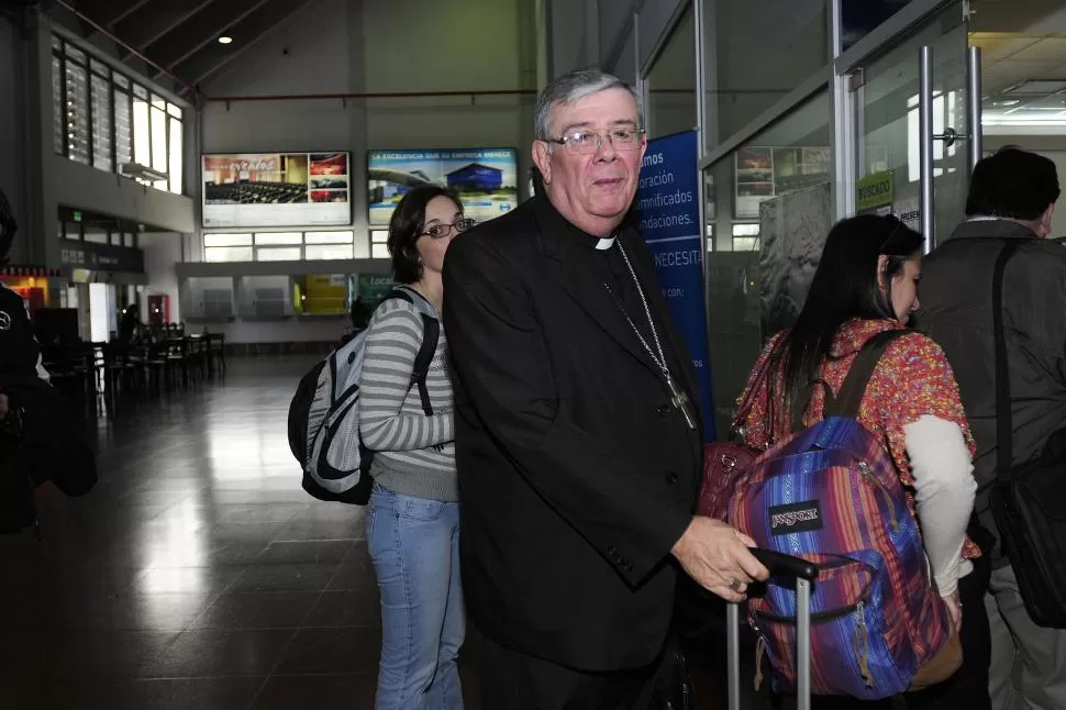 A BUENOS AIRES. Monseñor Zecca, tras pronunciar el jueves la homilía, viajó hacia la localidad bonaerense de Morón. la gaceta / foto de analía jaramillo